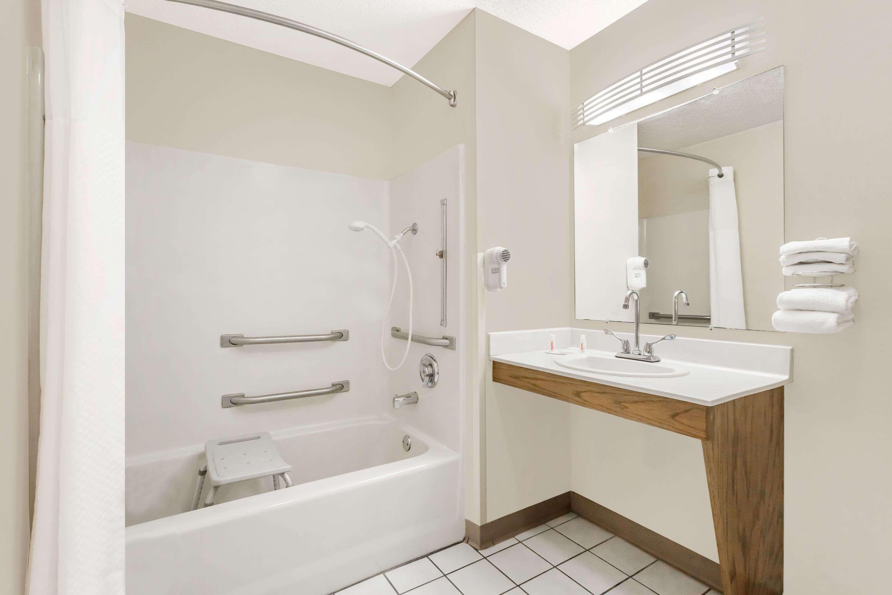 Baymont By Wyndham Anderson Clemson Hotel Exterior photo