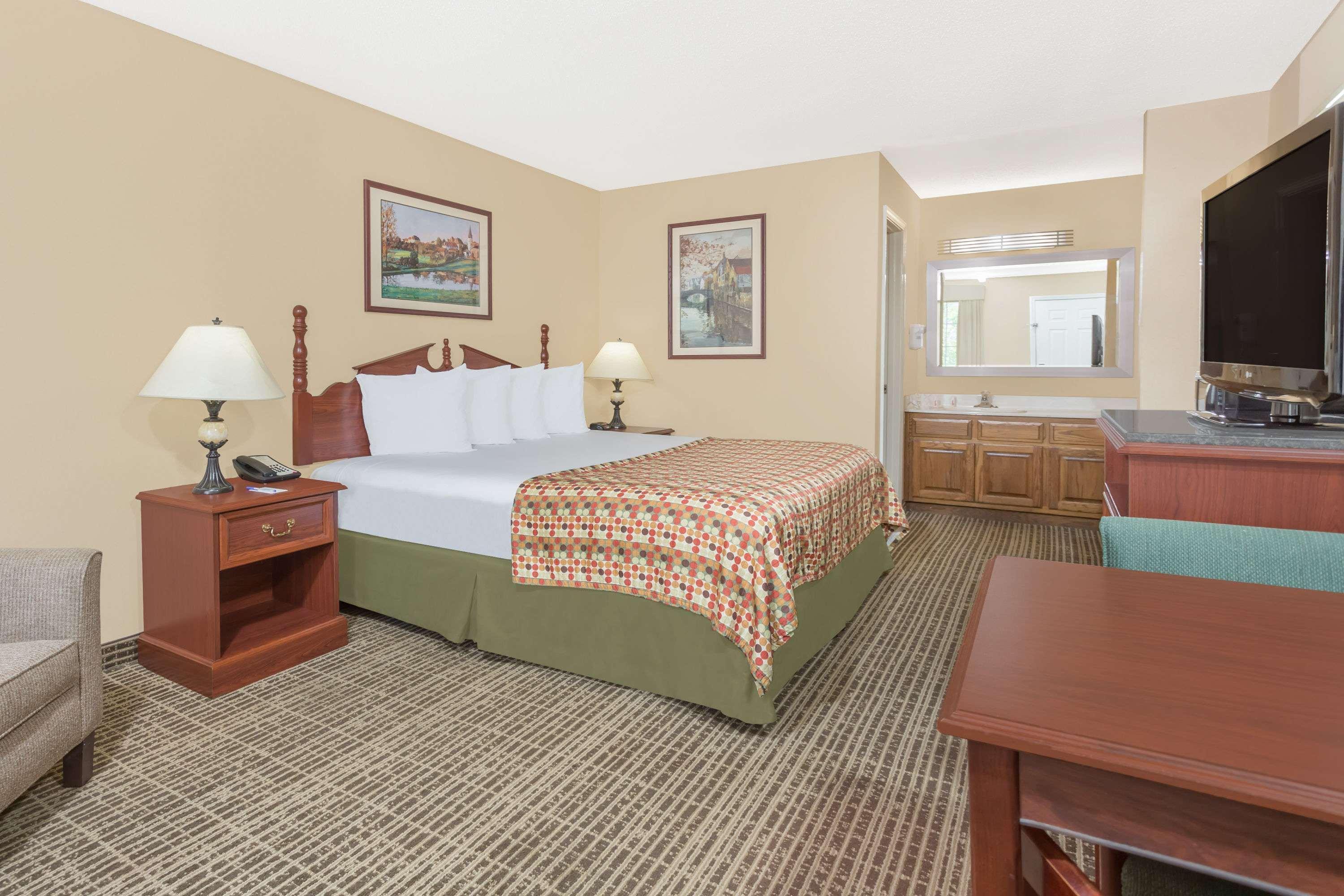 Baymont By Wyndham Anderson Clemson Hotel Exterior photo